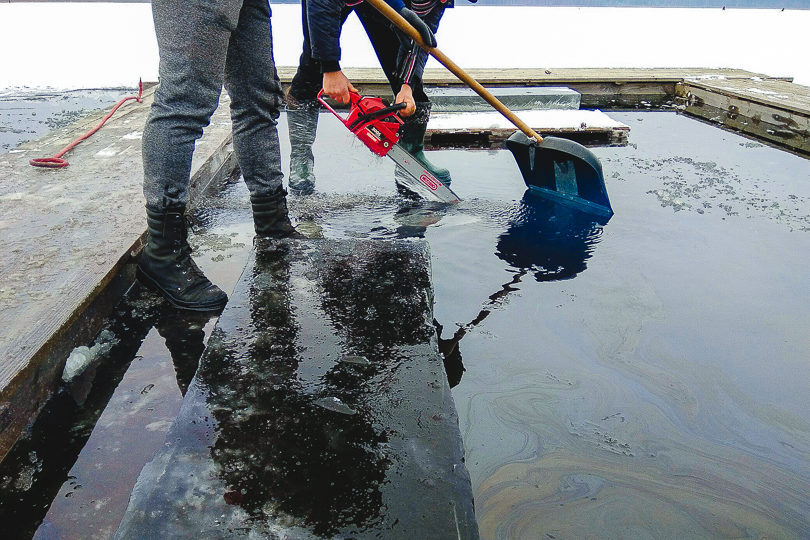 водохранилище Солигорск рубят лед