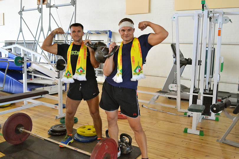 Михнюкевич Э., Лапиков П. победители в гиревом спорте