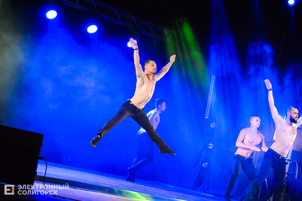 шоу под дождем