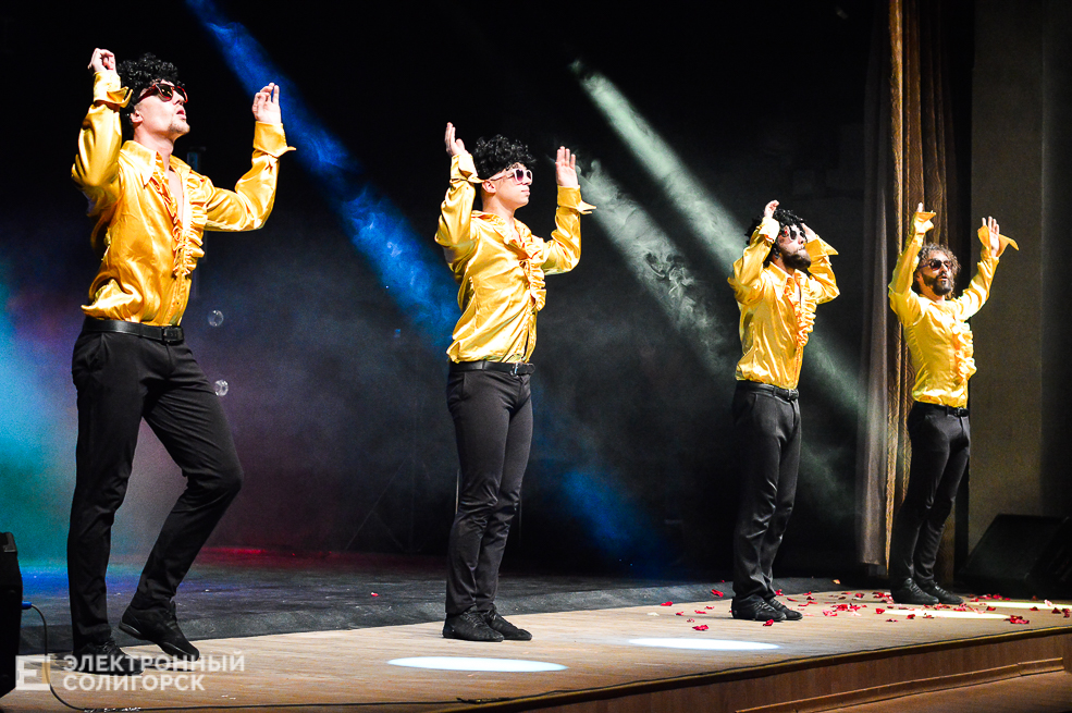 шоу под дождем