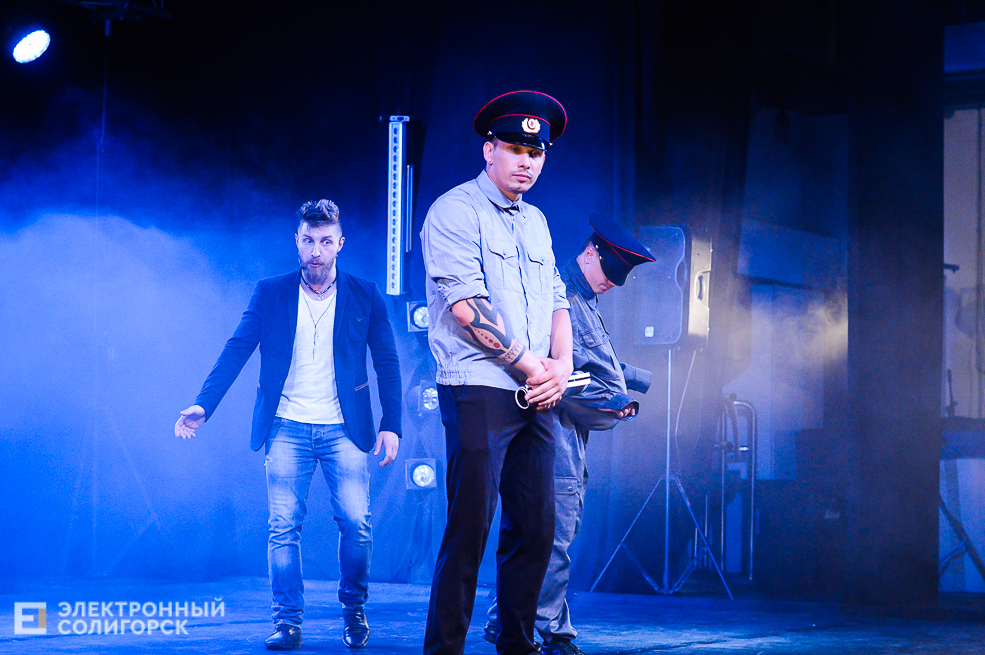 шоу под дождем