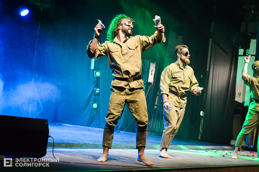 шоу под дождем