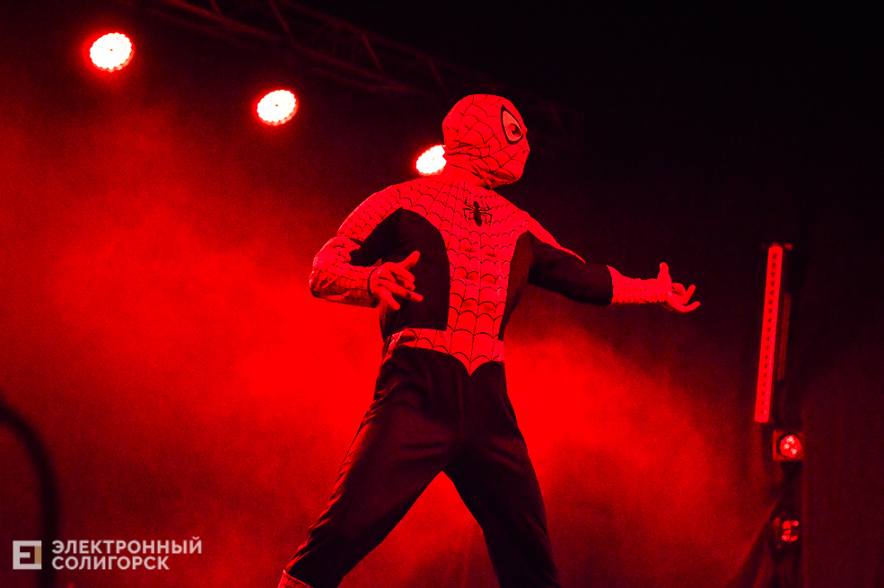 шоу под дождем