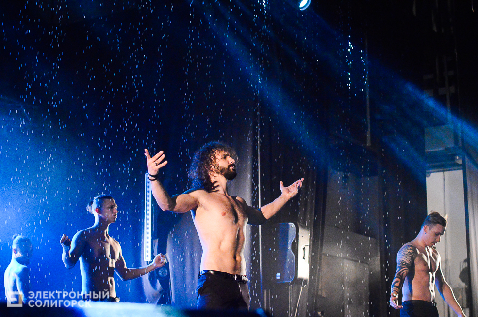 шоу под дождем