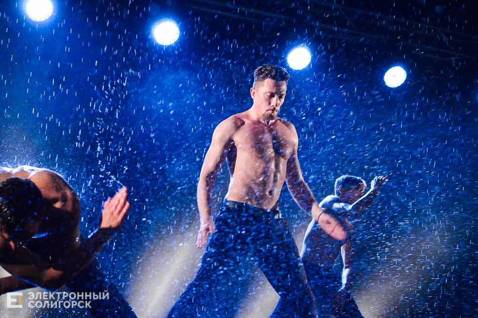 шоу под дождем