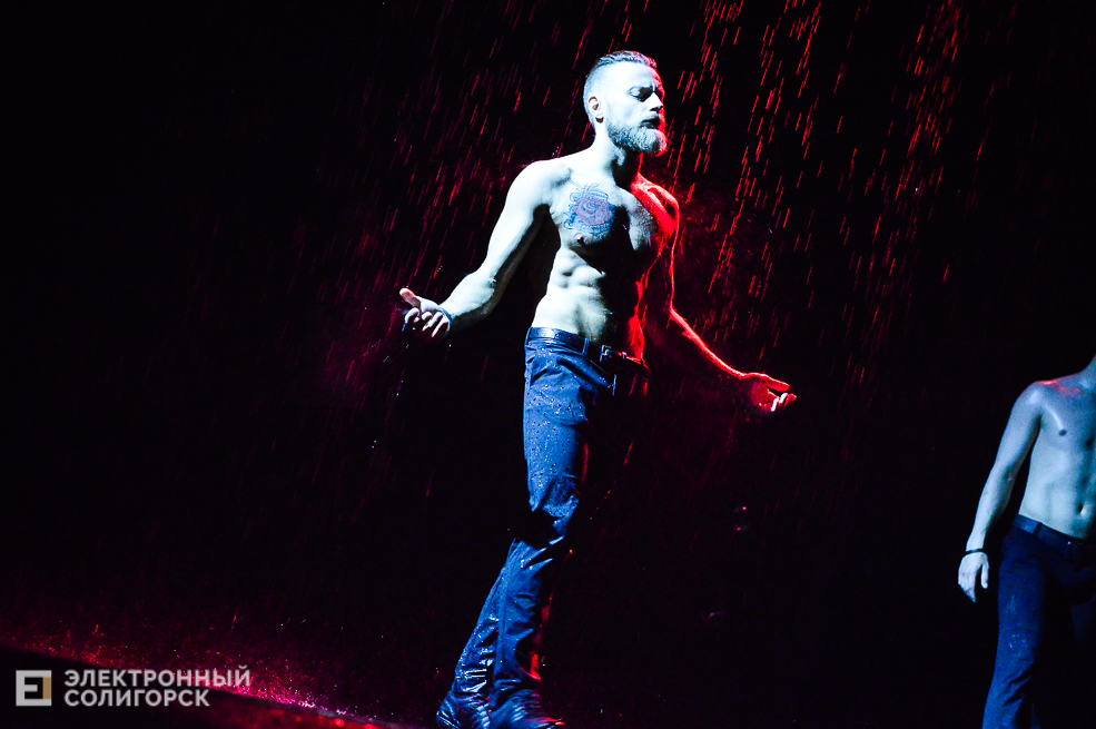 шоу под дождем