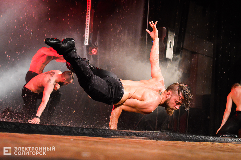 шоу под дождем