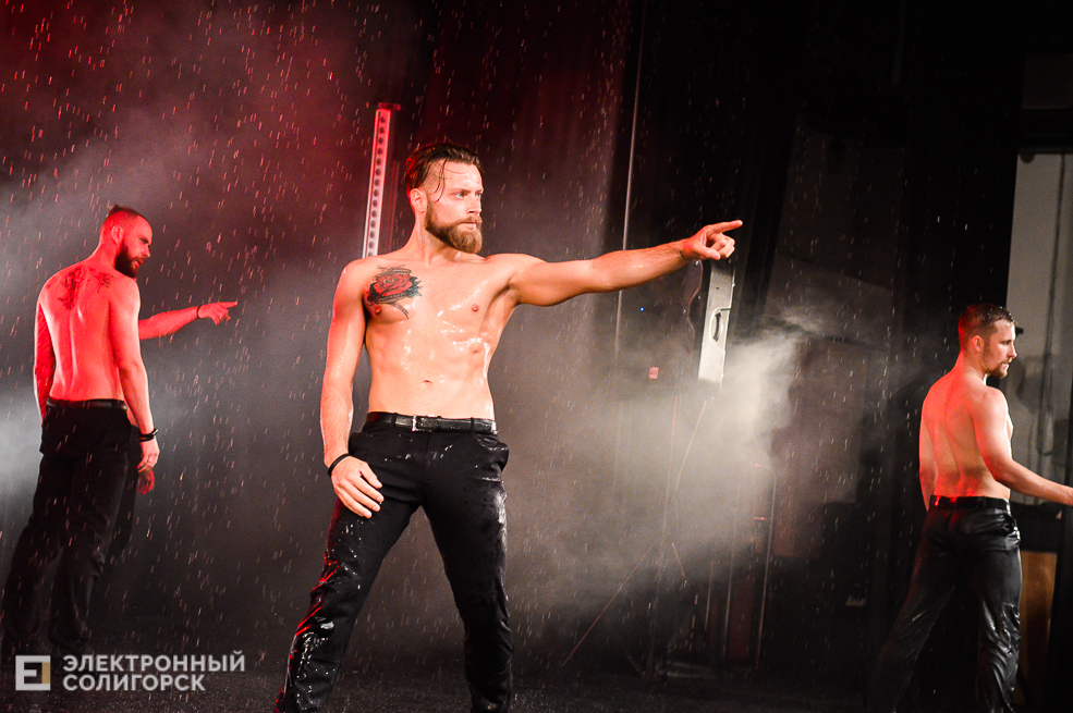 шоу под дождем