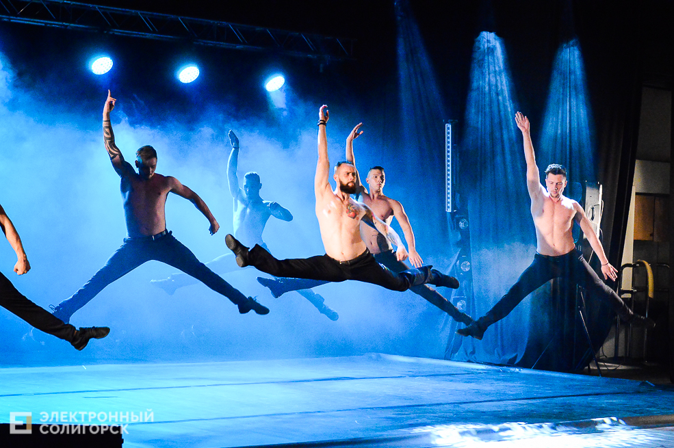 шоу под дождем