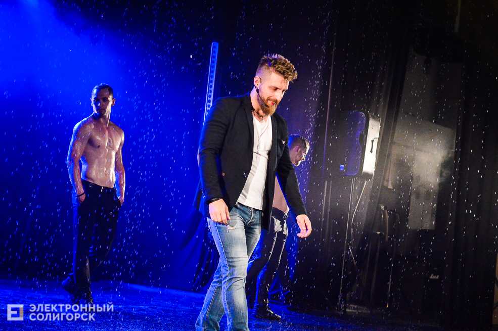 шоу под дождем