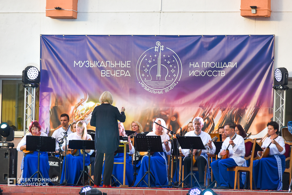 Музыкальные вечера на площади искусств в Солигорске