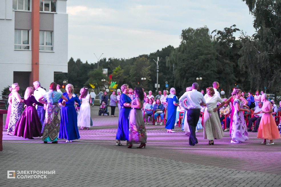 Музыкальные вечера на площади искусств в Солигорске
