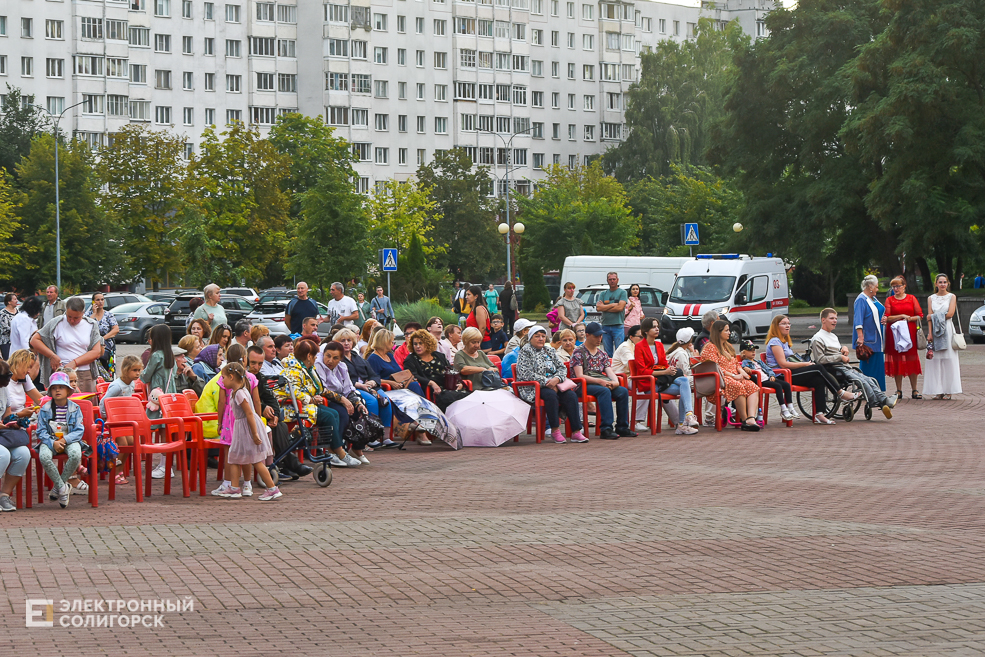 Музыкальные вечера на площади искусств в Солигорске