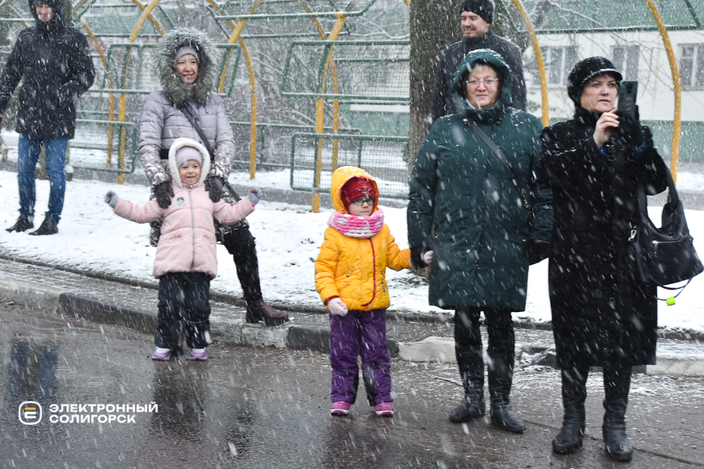 Парад Дедов Морозов и Снегурочек в Солигорске
