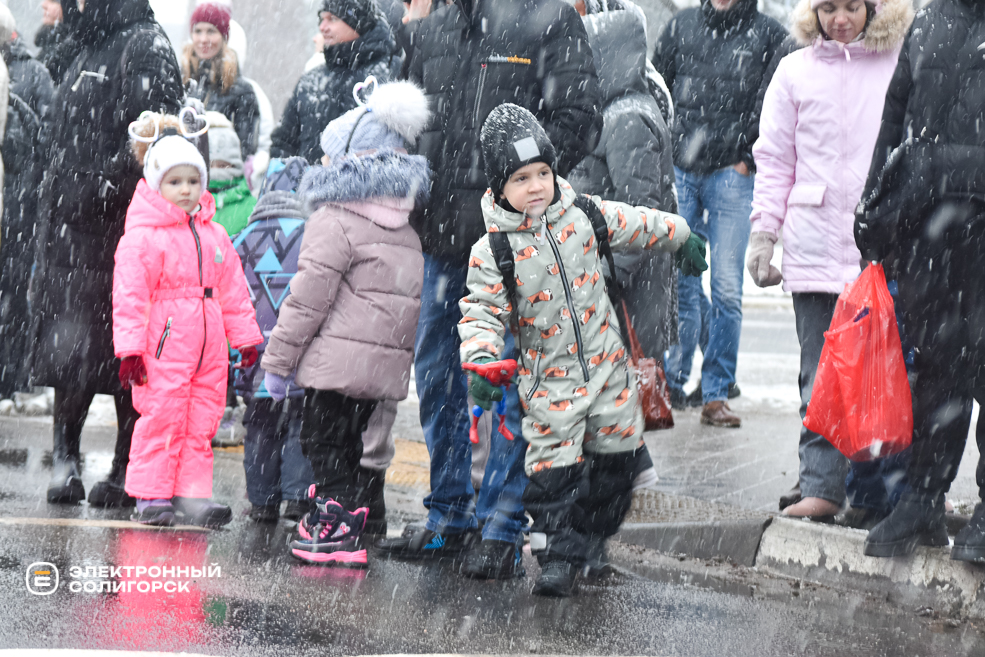 Парад Дедов Морозов и Снегурочек в Солигорске