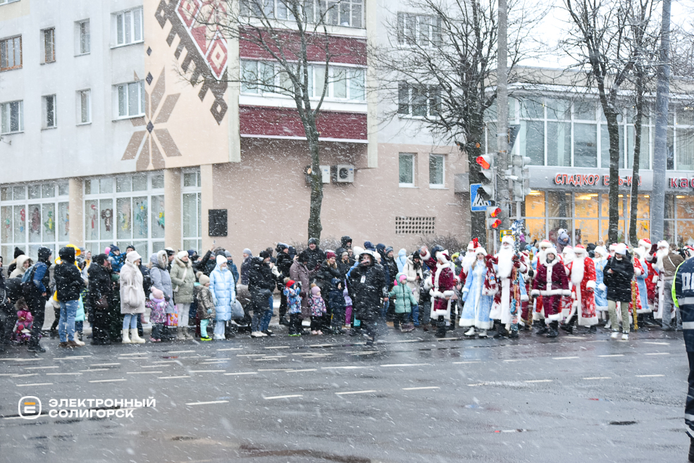 Парад Дедов Морозов и Снегурочек в Солигорске