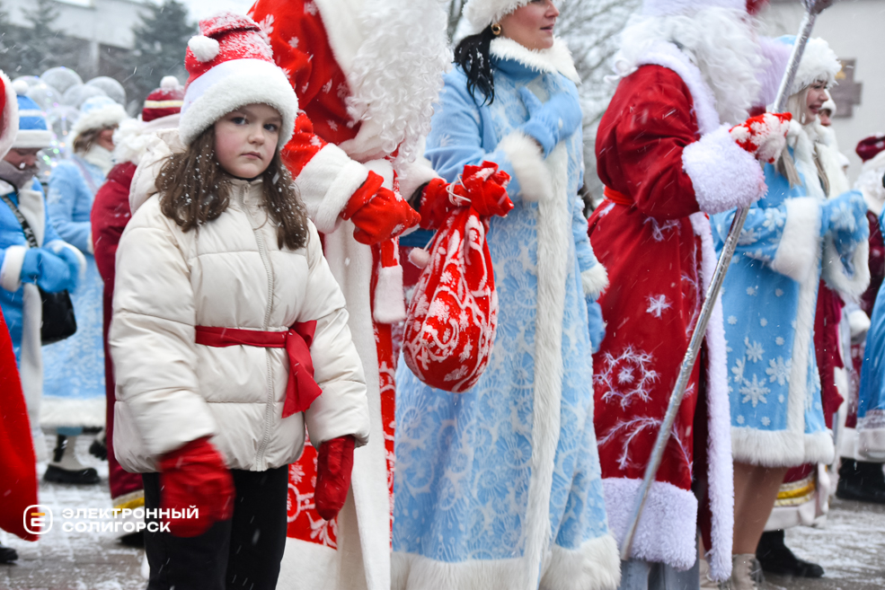 Парад Дедов Морозов и Снегурочек в Солигорске