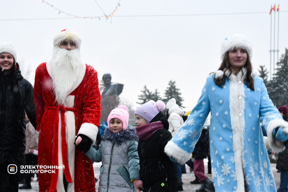 Парад Дедов Морозов и Снегурочек в Солигорске