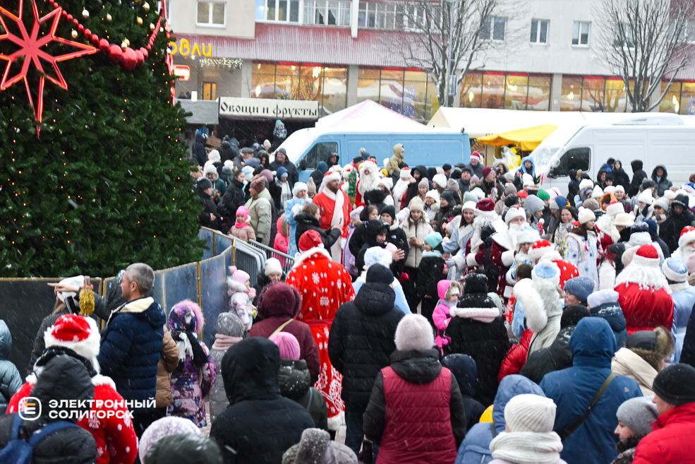 Парад Дедов Морозов и Снегурочек в Солигорске