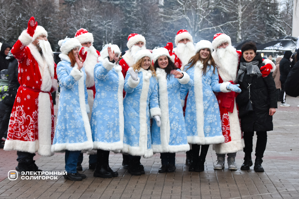 Парад Дедов Морозов и Снегурочек в Солигорске