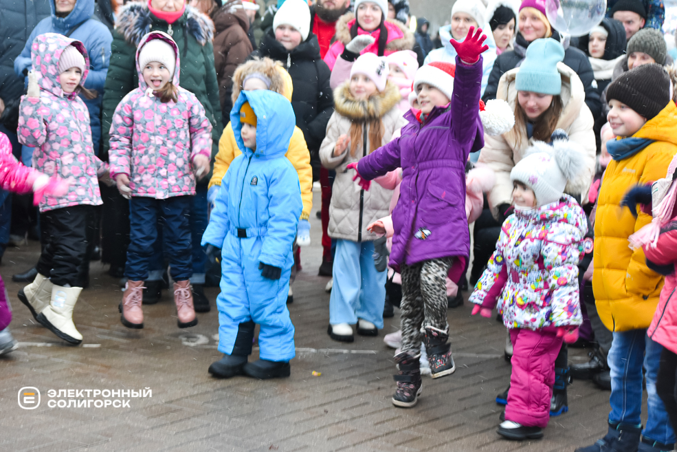 Парад Дедов Морозов и Снегурочек в Солигорске