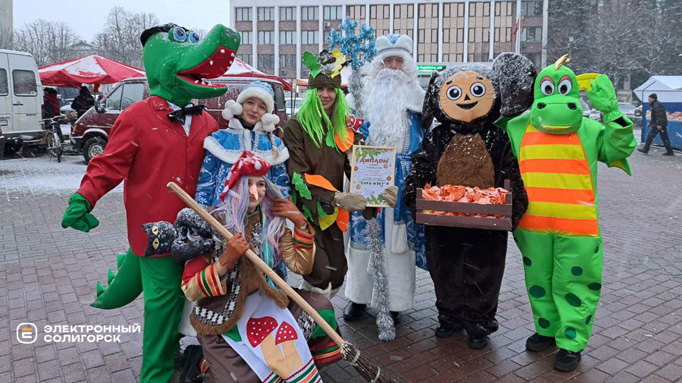 Парад Дедов Морозов и Снегурочек в Солигорске