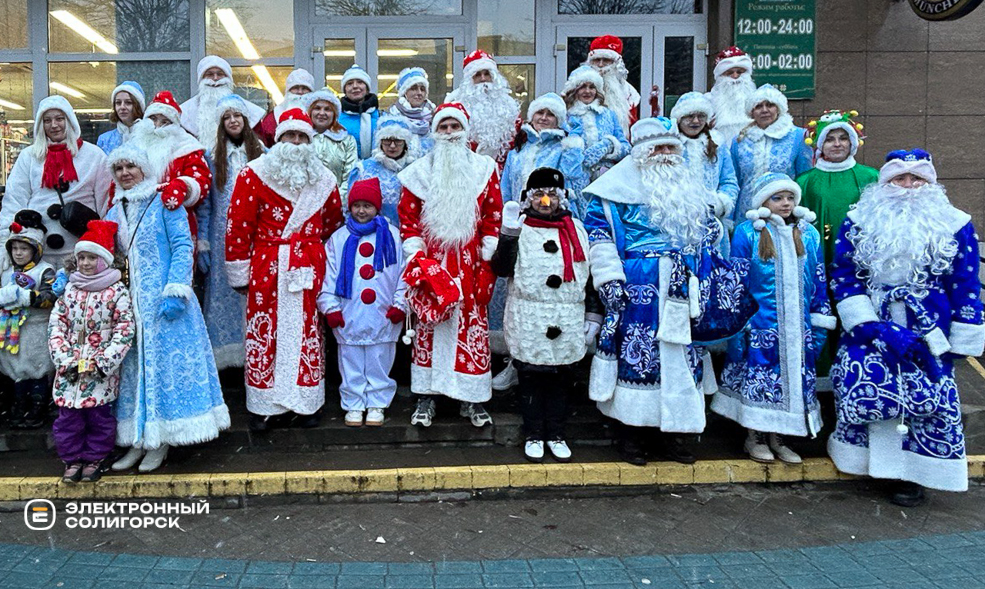Парад Дедов Морозов и Снегурочек в Солигорске