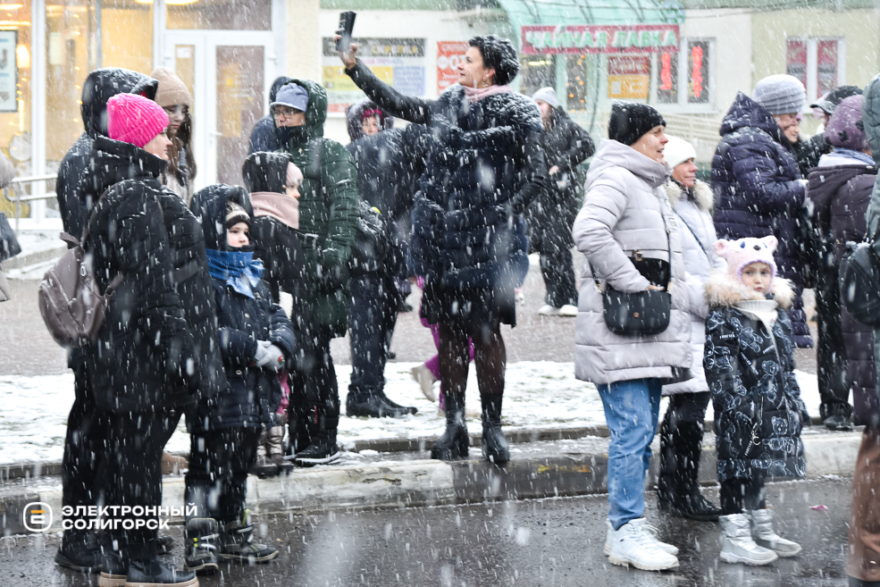 Парад Дедов Морозов и Снегурочек в Солигорске
