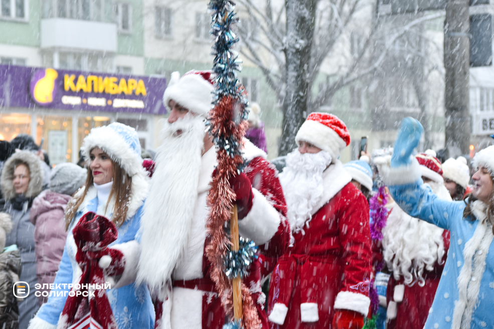 Парад Дедов Морозов и Снегурочек в Солигорске