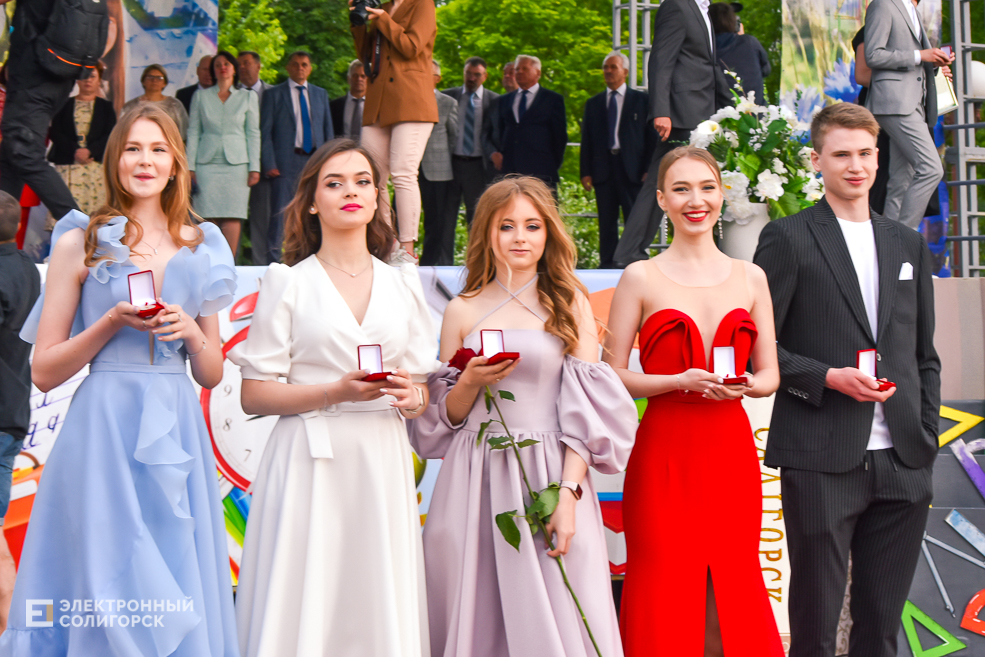 Медалисты районный выпускной бал в Солигорске