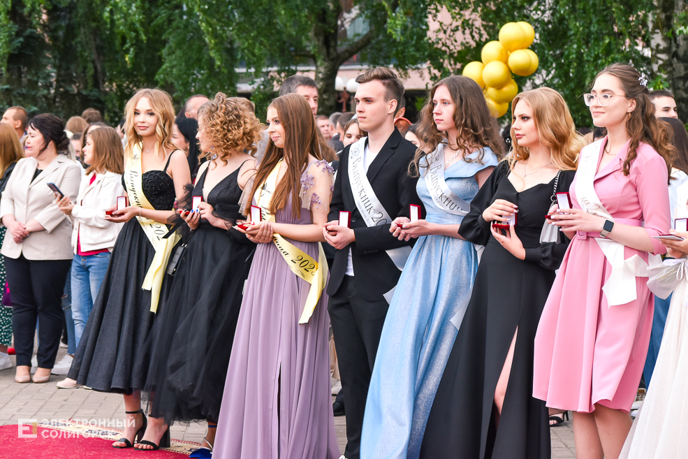Медалисты районный выпускной бал в Солигорске