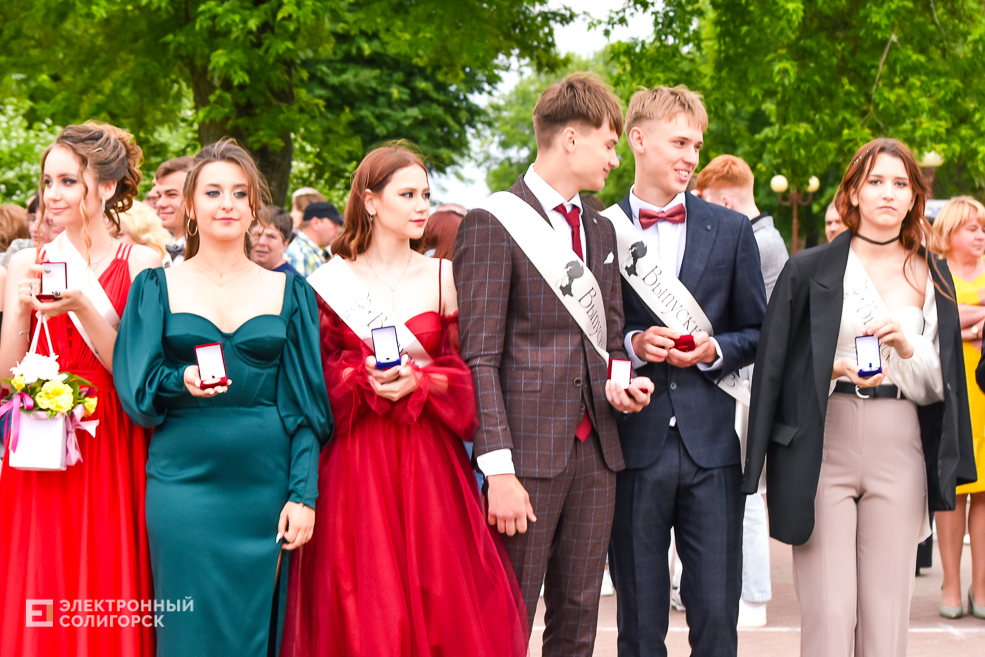 Медалисты районный выпускной бал в Солигорске