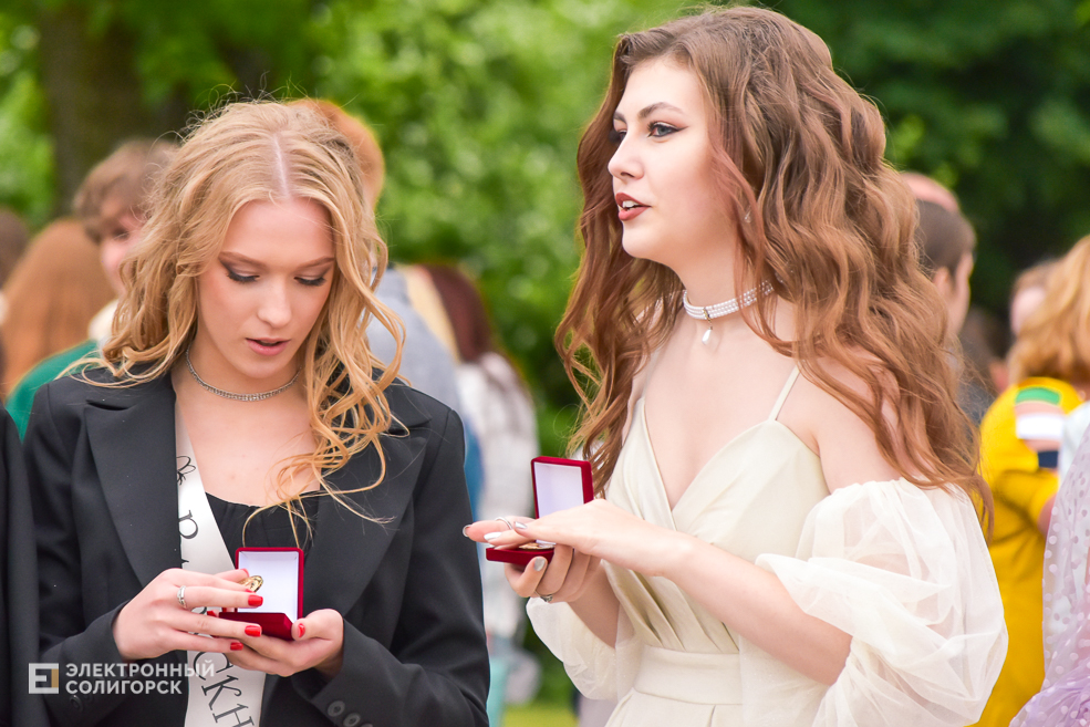 Медалисты районный выпускной бал в Солигорске