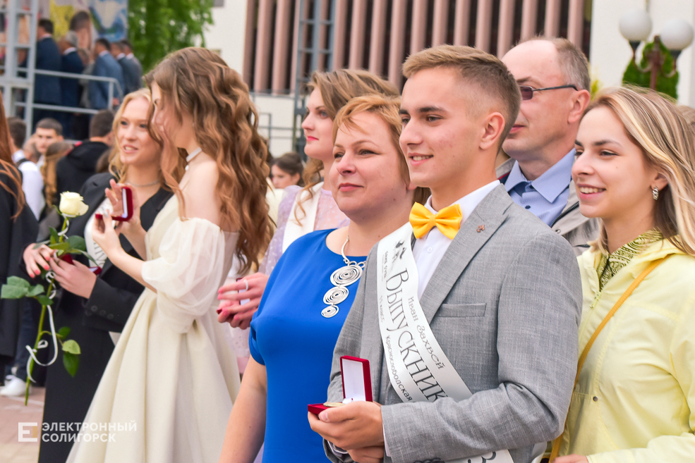 Медалисты районный выпускной бал в Солигорске