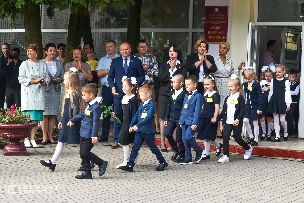 1 сентября линейка в третьей школе Солигорска