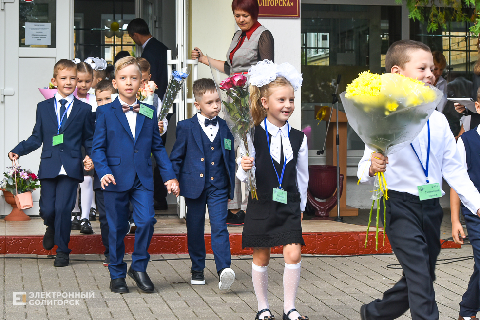 1 сентября линейка в третьей школе Солигорска