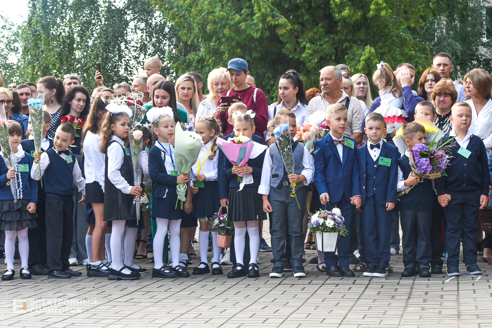 1 сентября линейка в третьей школе Солигорска