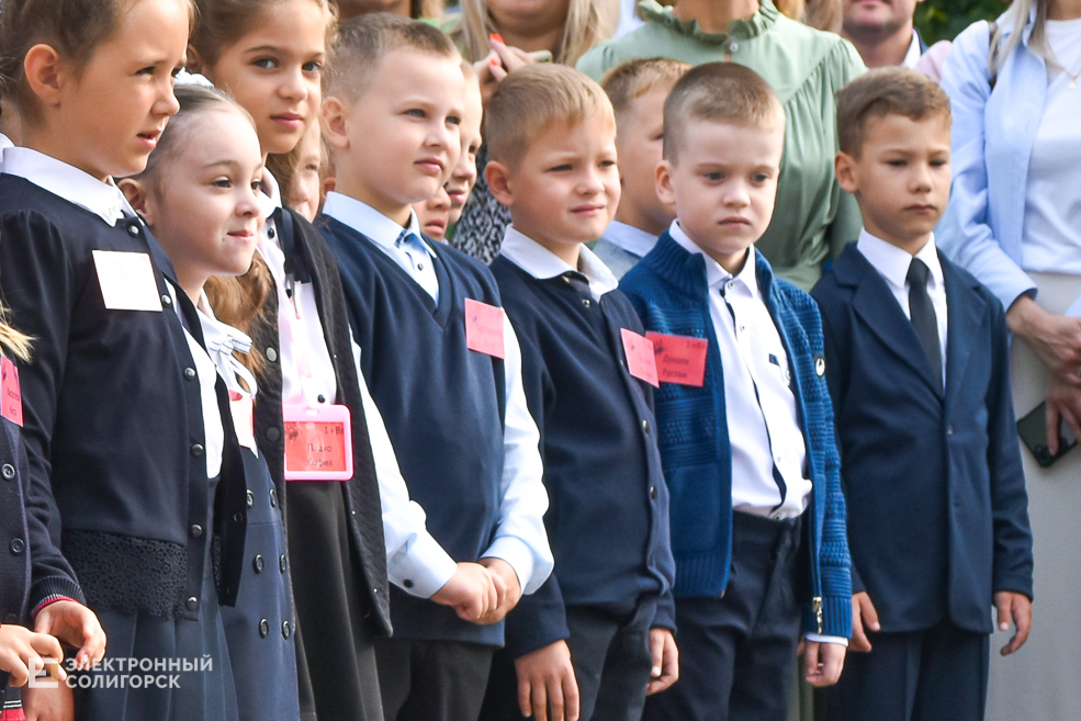 1 сентября линейка в третьей школе Солигорска