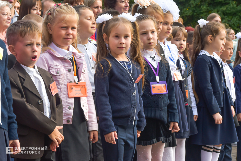 1 сентября линейка в третьей школе Солигорска