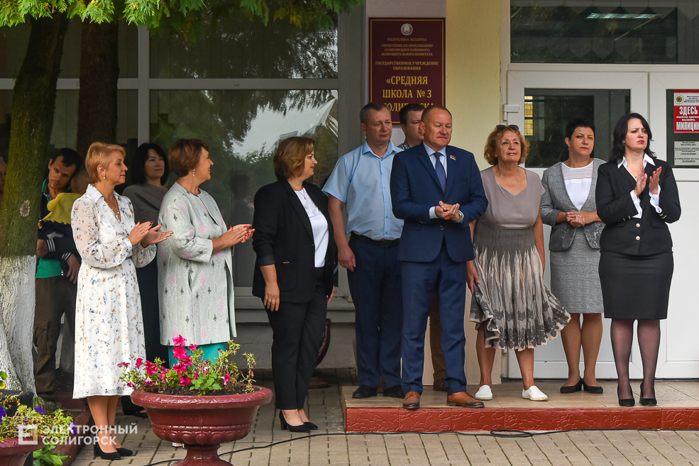 1 сентября линейка в третьей школе Солигорска