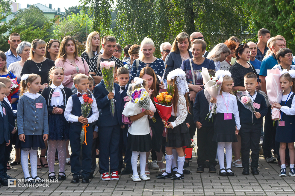 1 сентября линейка в третьей школе Солигорска