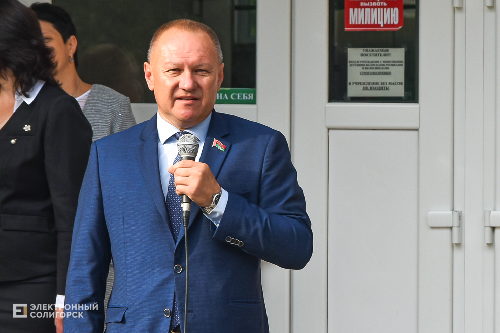 1 сентября линейка в третьей школе Солигорска