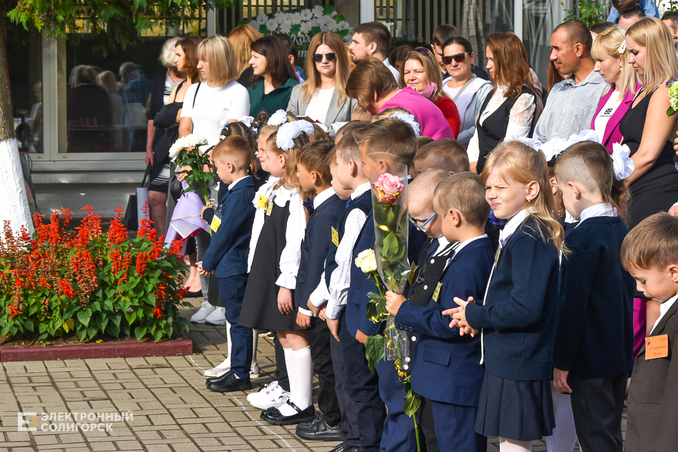 1 сентября линейка в третьей школе Солигорска