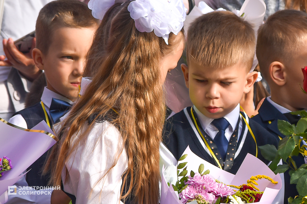 1 сентября линейка в третьей школе Солигорска