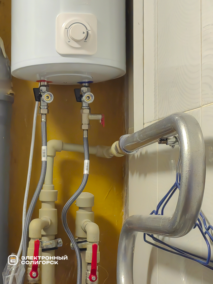 Водонагреватель в маленькой ванной