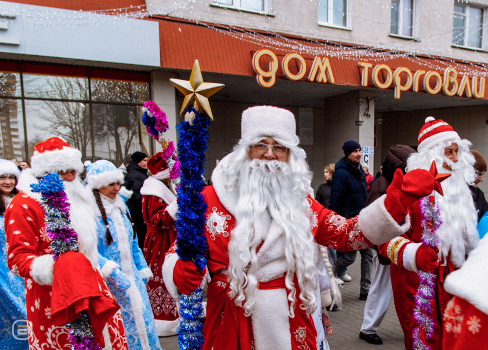 Парад Дедов Морозов в Солигорске