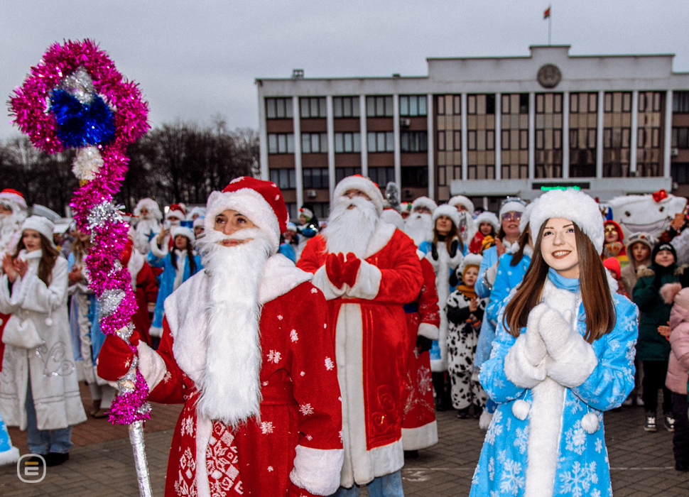 Парад Дедов Морозов в Солигорске