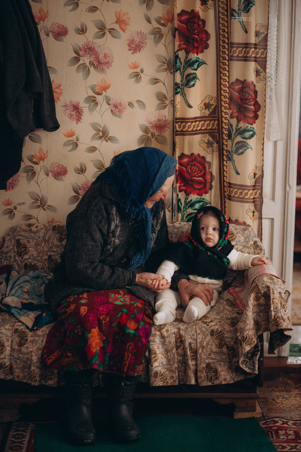 Фотосессия маленькой солигорчанки Сафины с прабабушкой Ниной Ильиничной