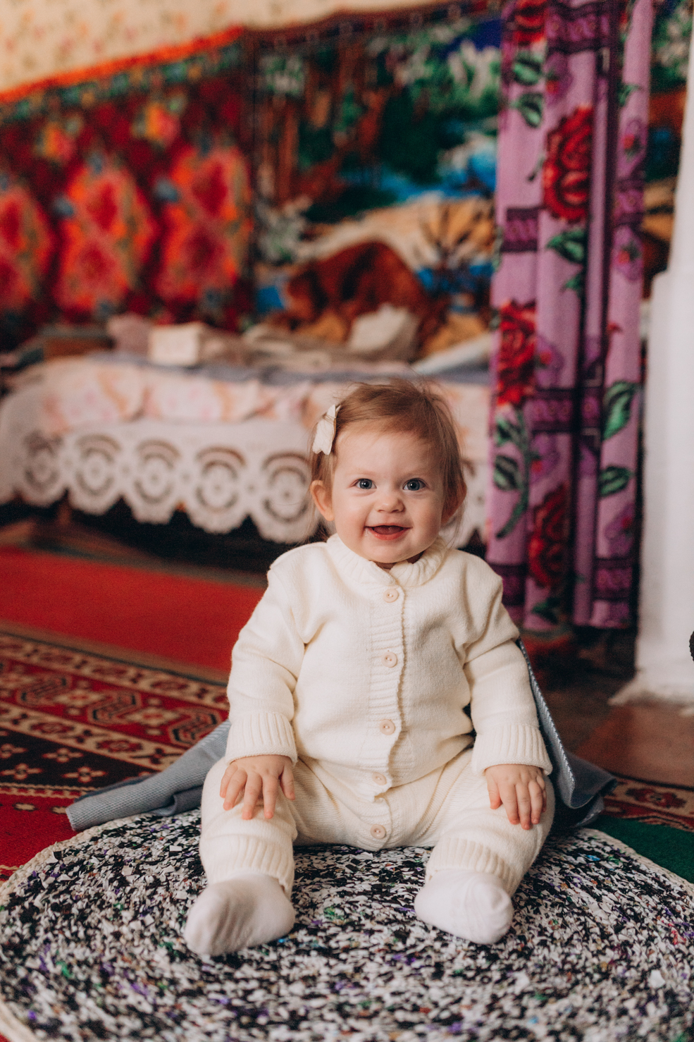 Фотосессия маленькой солигорчанки Сафины с прабабушкой Ниной Ильиничной