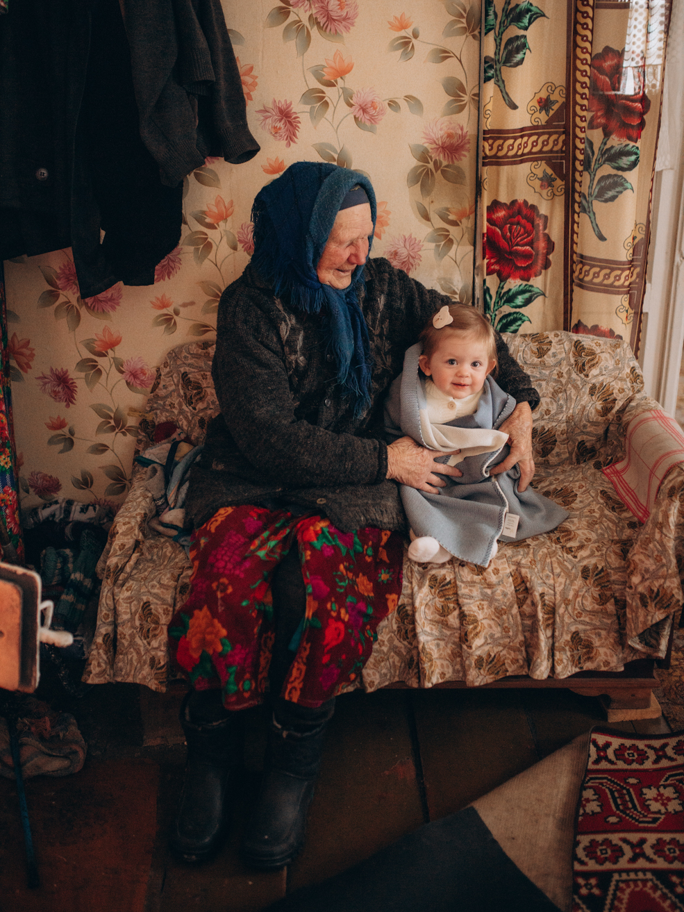Фотосессия маленькой солигорчанки Сафины с прабабушкой Ниной Ильиничной
